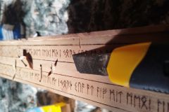 Der seitliche Text aus Runen des älteren Futhark