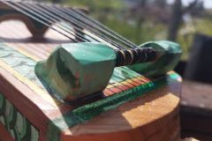 Der untere Saitenhalter